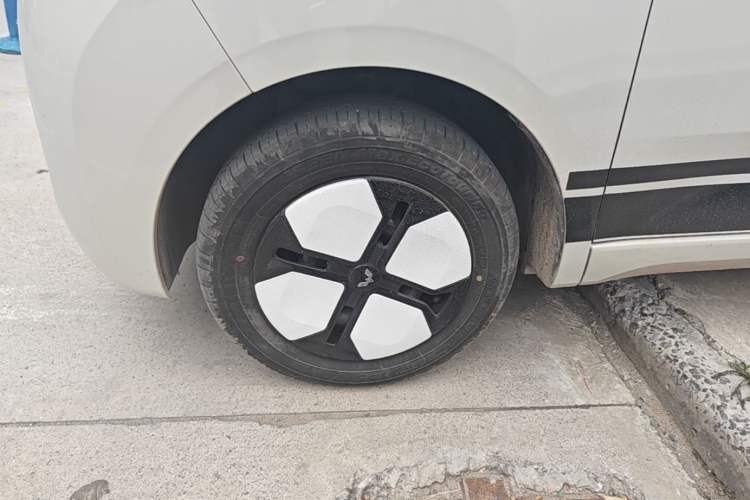 Used Wuling Hongguang MINIEV 2024 3rd Generation 215km Advanced Version Left Front Wheel Hub