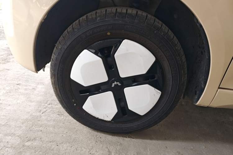 Used Wuling Hongguang MINIEV 2024 3rd Generation 215km Advanced Version Left Front Wheel Hub