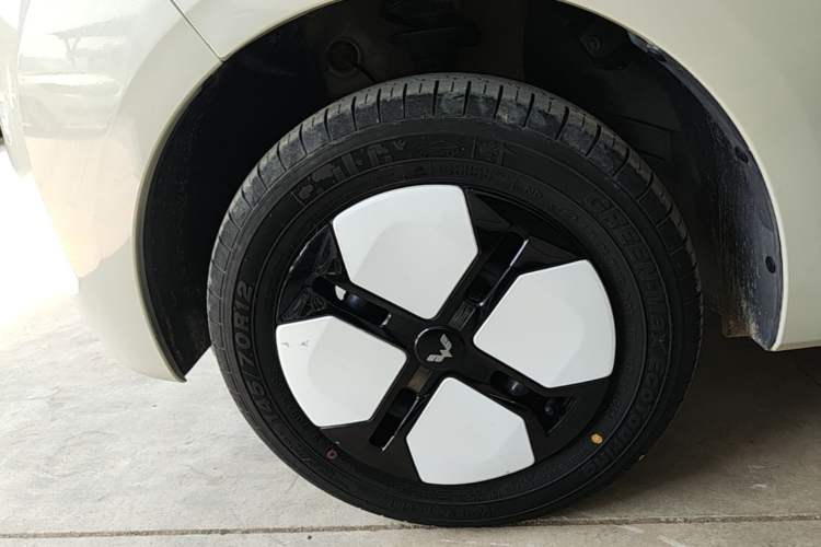 Used Wuling Hongguang MINIEV 2024 3rd Generation 215km Advanced Version Left Front Wheel Hub