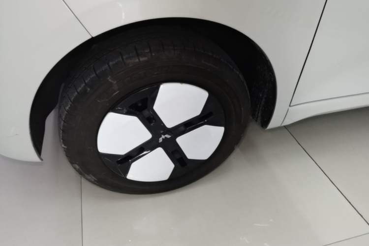 Used Wuling Hongguang MINIEV 2024 3rd Generation 215km Advanced Version Left Front Wheel Hub