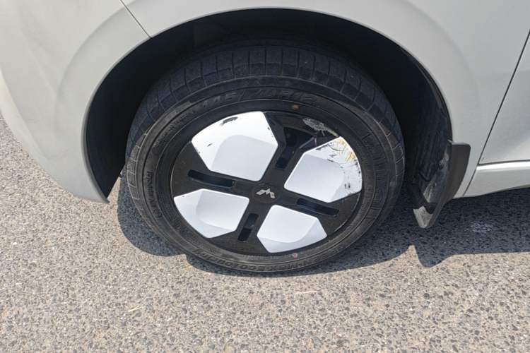 Used Wuling Hongguang MINIEV 2024 3rd Generation 215km Advanced Version Left Front Wheel Hub