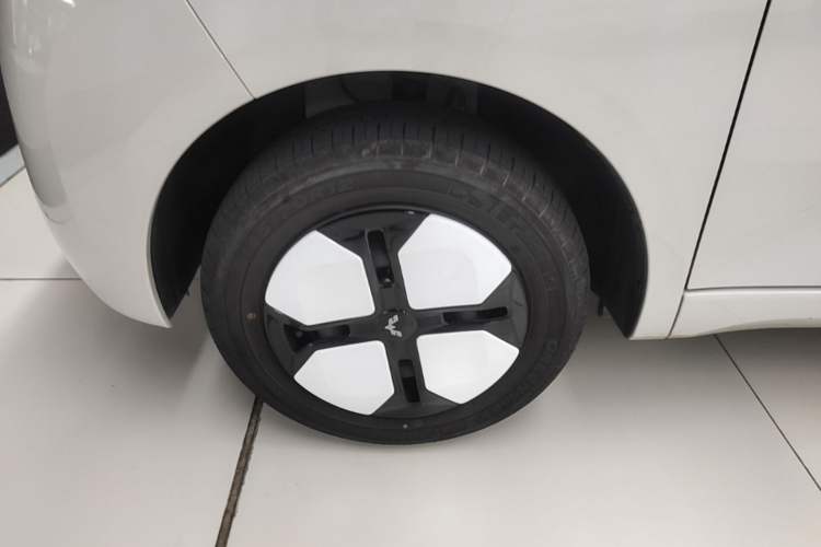 Used Wuling Hongguang MINIEV 2024 3rd Generation 215km Advanced Version Left Front Wheel Hub