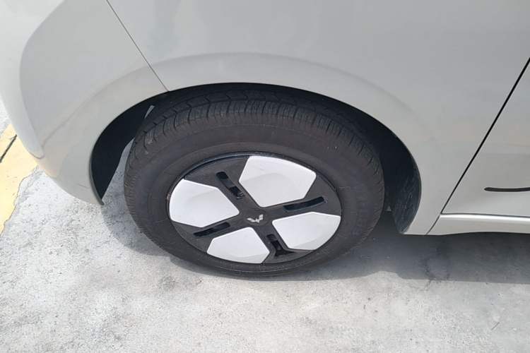 Used Wuling Hongguang MINIEV 2024 3rd Generation 215km Advanced Version Left Front Wheel Hub