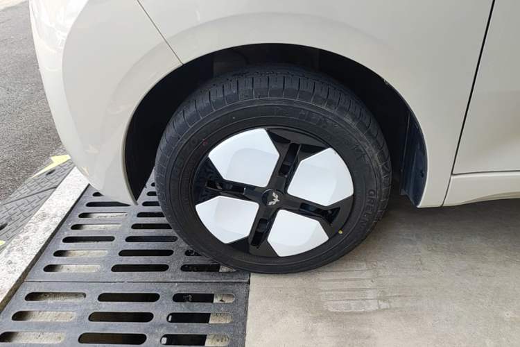 Used Wuling Hongguang MINIEV 2024 3rd Generation 215km Advanced Version Left Front Wheel Hub