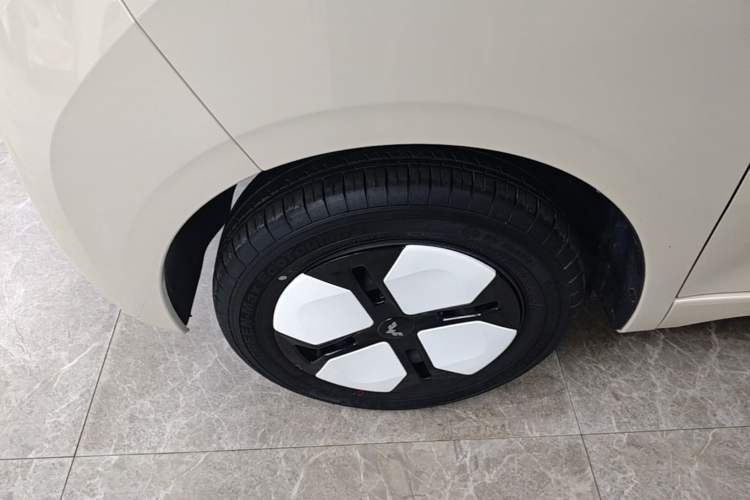 Used Wuling Hongguang MINIEV 2024 3rd Generation 215km Advanced Version Left Front Wheel Hub