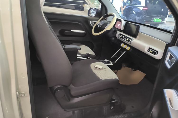 Used Wuling Hongguang MINIEV 2024 3rd Generation 170 km Right Front Seat