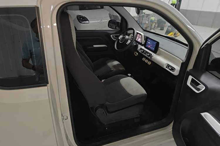 Used Wuling Hongguang MINIEV 2024 3rd Generation 215km Advanced Version Right Front Seat