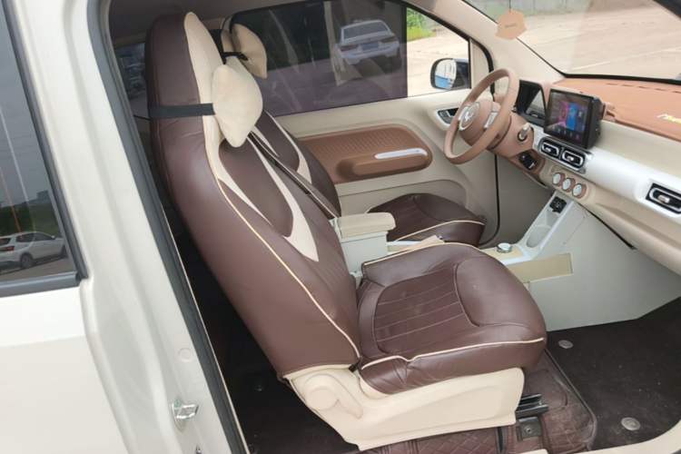 Used Wuling Hongguang MINIEV 2024 3rd Generation 215km Advanced Version Right Front Seat