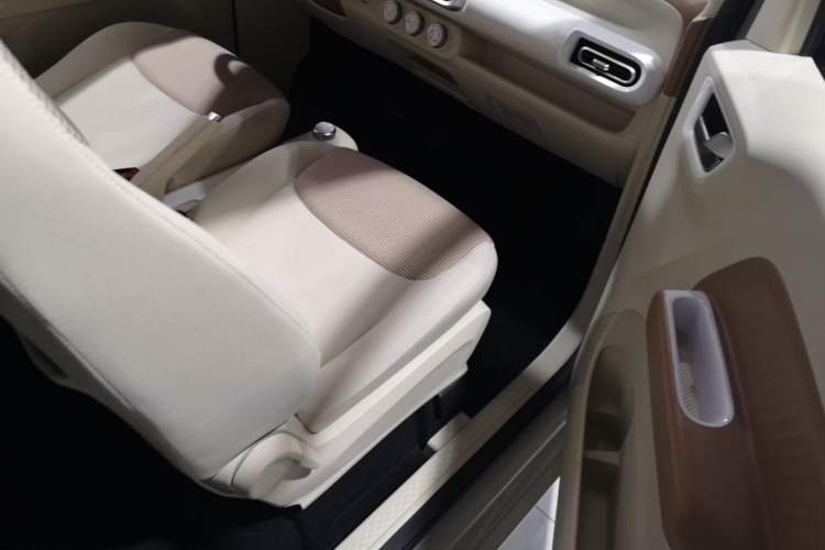 Used Wuling Hongguang MINIEV 2024 3rd Generation 215km Youth Edition Right Front Seat