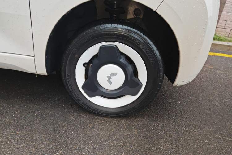 Used Wuling Hongguang MINIEV 2024 3rd Generation 215km Youth Edition Right Front Wheel Hub
