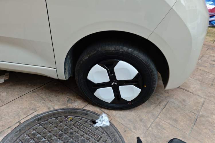 Used Wuling Hongguang MINIEV 2024 3rd Generation 215km Advanced Version Right Front Wheel Hub