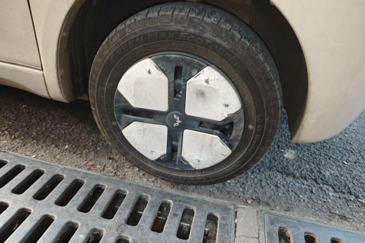 Used Wuling Hongguang MINIEV 2024 3rd Generation 215km Advanced Version Right Front Wheel Hub