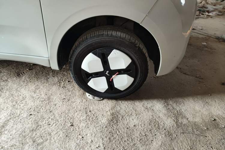 Used Wuling Hongguang MINIEV 2024 3rd Generation 215km Advanced Version Right Front Wheel Hub