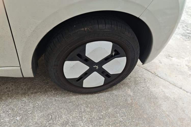 Used Wuling Hongguang MINIEV 2024 3rd Generation 215km Advanced Version Right Front Wheel Hub