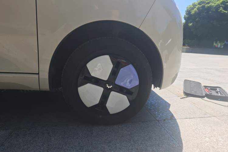 Used Wuling Hongguang MINIEV 2024 3rd Generation 215km Youth Edition Right Front Wheel Hub