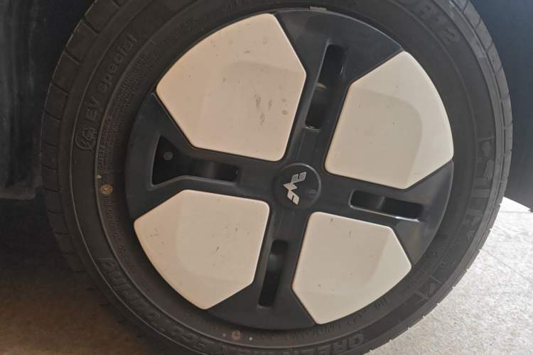 Used Wuling Hongguang MINIEV 2024 3rd Generation 215km Advanced Version Right Front Wheel Hub