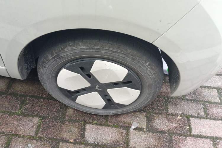 Used Wuling Hongguang MINIEV 2024 3rd Generation 215km Advanced Version Right Front Wheel Hub