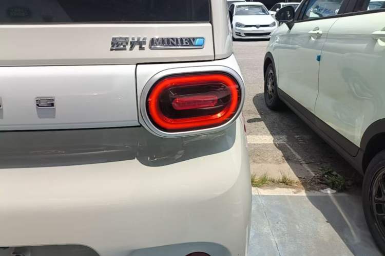 Used Wuling Hongguang MINIEV 2024 3rd Generation 215km Youth Edition Right Rear Taillight