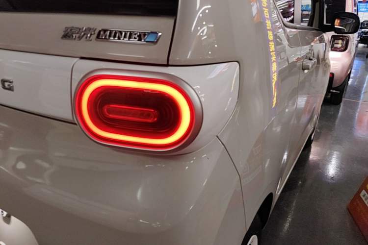Used Wuling Hongguang MINIEV 2024 3rd Generation 215km Youth Edition Right Rear Taillight