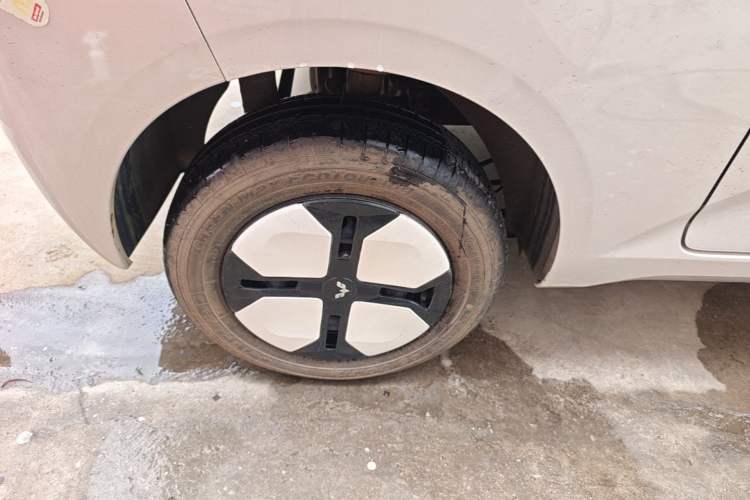 Used Wuling Hongguang MINIEV 2024 3rd Generation 215km Advanced Version Right Rear Wheel Hub