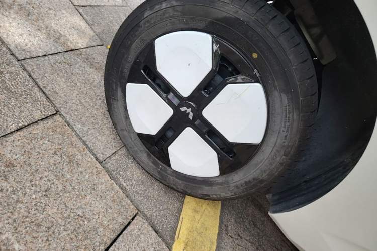 Used Wuling Hongguang MINIEV 2024 3rd Generation 215km Advanced Version Right Rear Wheel Hub