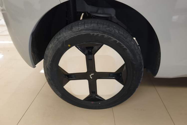 Used Wuling Hongguang MINIEV 2024 3rd Generation 215km Youth Edition Right Rear Wheel Hub