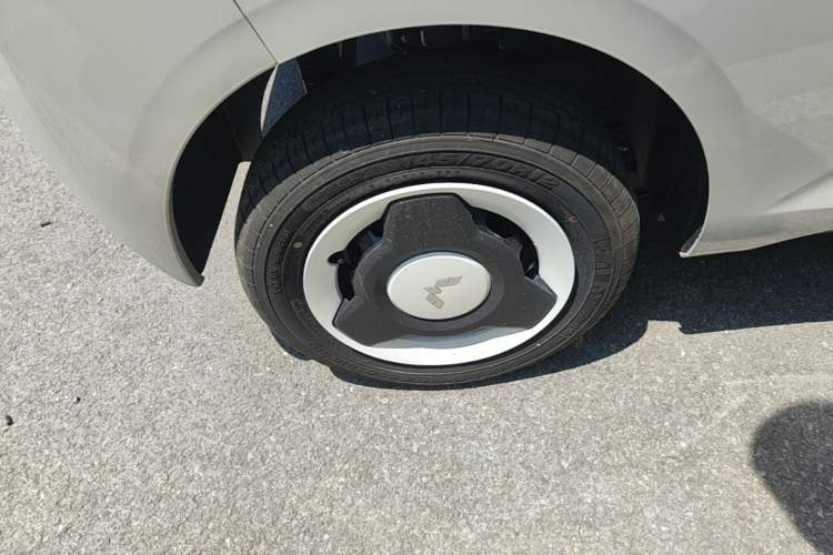 Used Wuling Hongguang MINIEV 2024 3rd Generation 215km Youth Edition Right Rear Wheel Hub