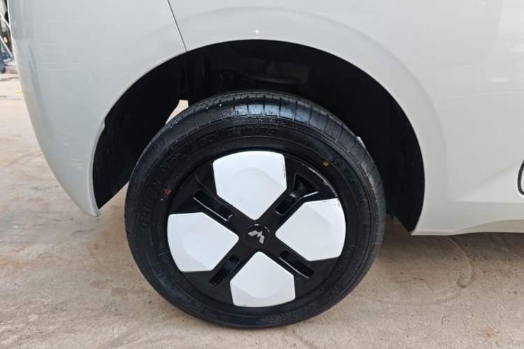 Used Wuling Hongguang MINIEV 2024 3rd Generation 215km Advanced Version Right Rear Wheel Hub