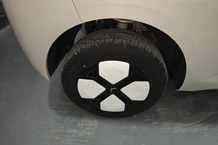 Used Wuling Hongguang MINIEV 2024 3rd Generation 215km Advanced Version Right Rear Wheel Hub