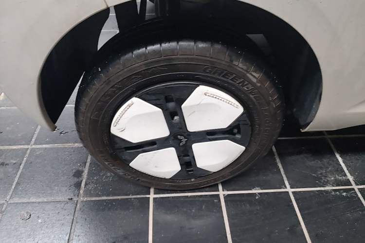 Used Wuling Hongguang MINIEV 2024 3rd Generation 215km Advanced Version Right Rear Wheel Hub