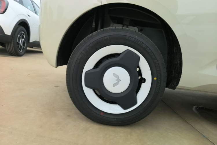 Used Wuling Hongguang MINIEV 2024 3rd Generation 215km Youth Edition Right Rear Wheel Hub