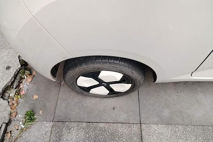Used Wuling Hongguang MINIEV 2024 3rd Generation 215km Advanced Version Right Rear Wheel Hub