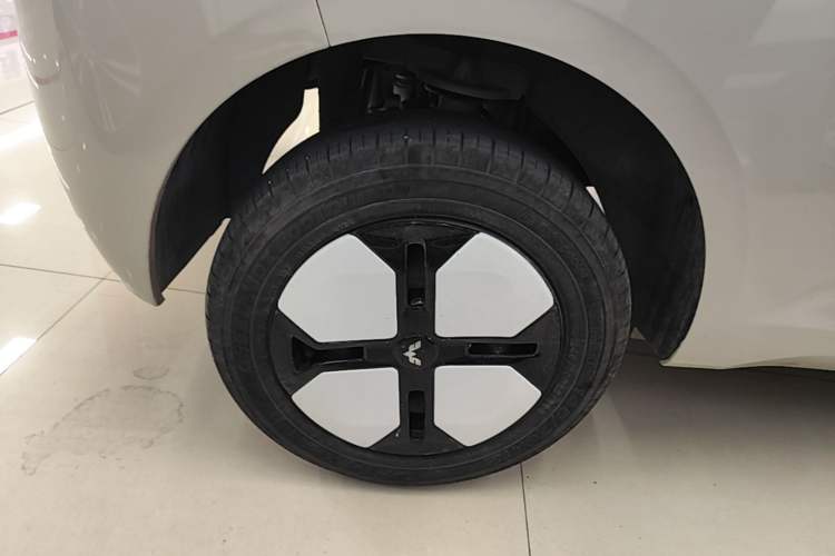 Used Wuling Hongguang MINIEV 2024 3rd Generation 215km Advanced Version Right Rear Wheel Hub