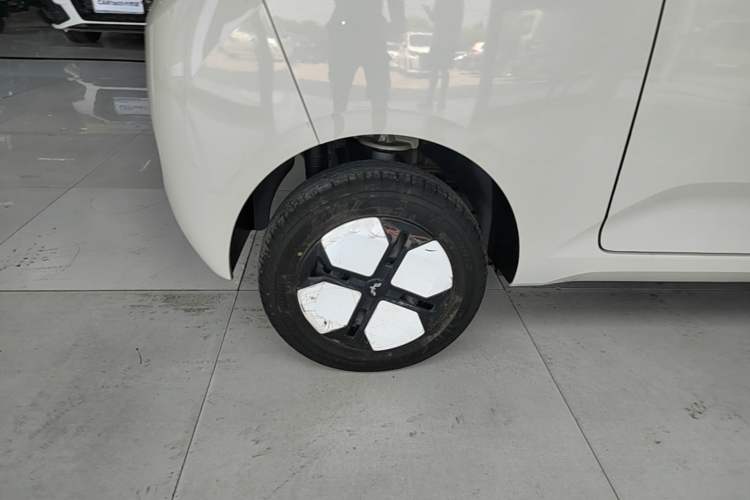Used Wuling Hongguang MINIEV 2024 3rd Generation 215km Advanced Version Right Rear Wheel Hub
