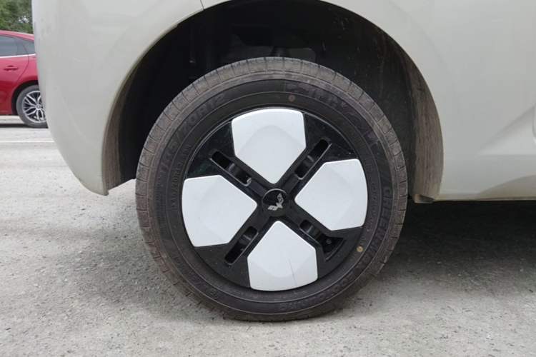 Used Wuling Hongguang MINIEV 2024 3rd Generation 215km Advanced Version Right Rear Wheel Hub