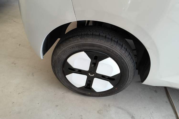 Used Wuling Hongguang MINIEV 2024 3rd Generation 215km Youth Edition Right Rear Wheel Hub