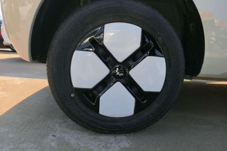 Used Wuling Hongguang MINIEV 2024 3rd Generation 215km Advanced Version Right Rear Wheel Hub
