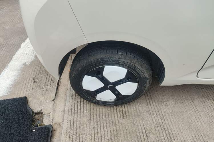Used Wuling Hongguang MINIEV 2024 3rd Generation 215km Advanced Version Right Rear Wheel Hub