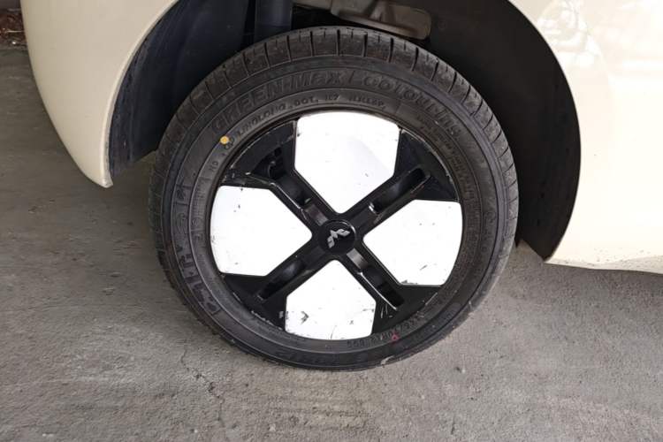 Used Wuling Hongguang MINIEV 2024 3rd Generation 215km Advanced Version Right Rear Wheel Hub