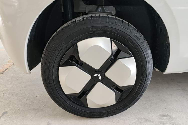Used Wuling Hongguang MINIEV 2024 3rd Generation 215km Advanced Version Right Rear Wheel Hub