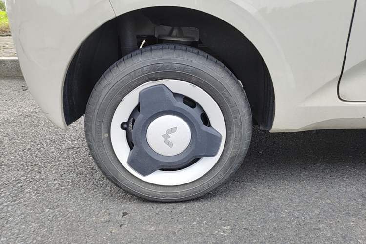 Used Wuling Hongguang MINIEV 2024 3rd Generation 215km Youth Edition Right Rear Wheel Hub