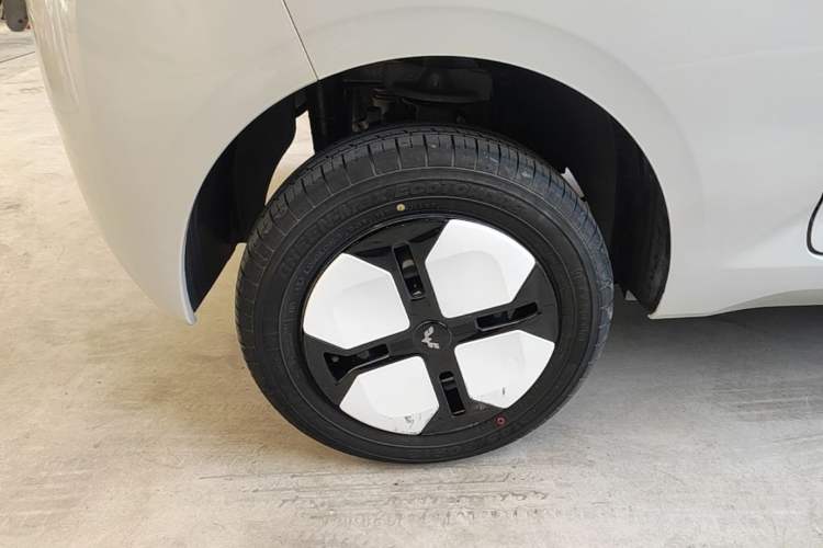 Used Wuling Hongguang MINIEV 2024 3rd Generation 215km Advanced Version Right Rear Wheel Hub