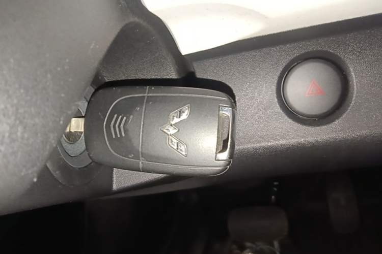 Used Wuling Hongguang MINIEV 2024 3rd Generation 215km Youth Edition Vehicle Key