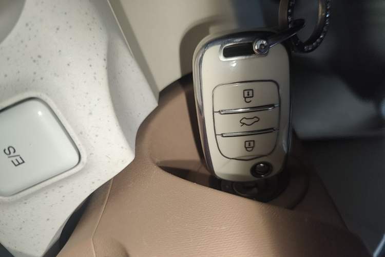 Used Wuling Hongguang MINIEV 2024 3rd Generation 215km Youth Edition Vehicle Key