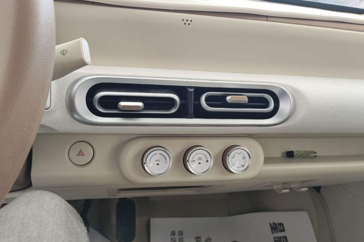 Used Wuling Hongguang MINIEV 2024 3rd Generation 215km Youth Edition Audio And AC Panel