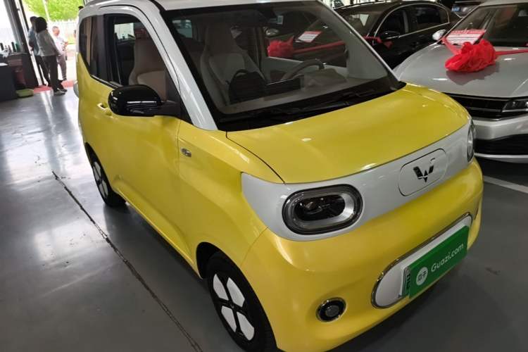 Used Wuling Hongguang MINIEV 2024 3rd Generation 215km Advanced Version Front Right 45 Deg