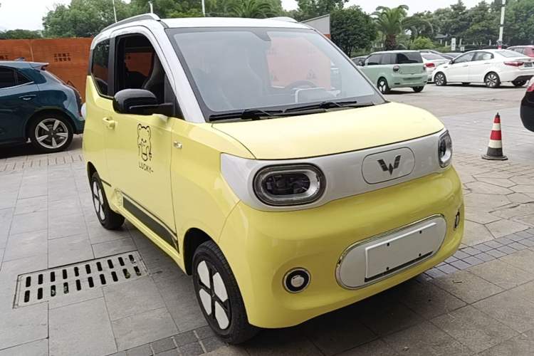 Used Wuling Hongguang MINIEV 2024 3rd Generation 215km Advanced Version Front Right 45 Deg