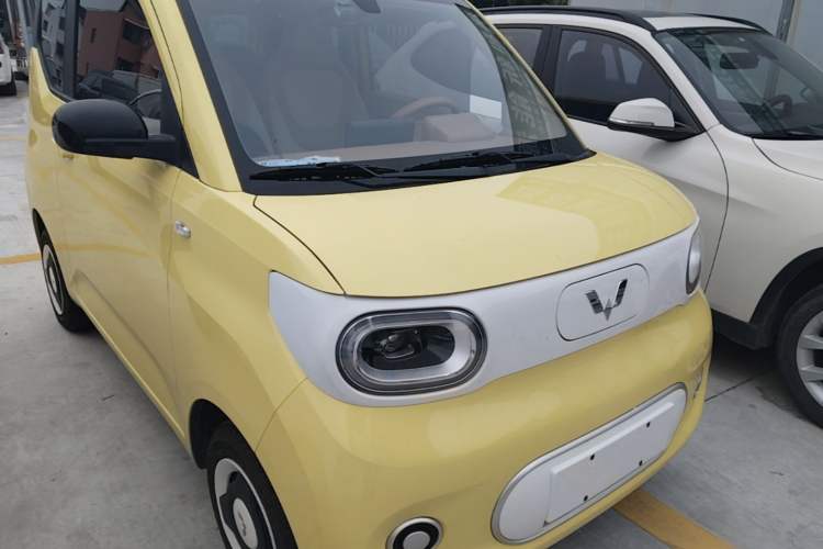 Used Wuling Hongguang MINIEV 2024 3rd Generation 215km Youth Edition Front Right 45 Deg