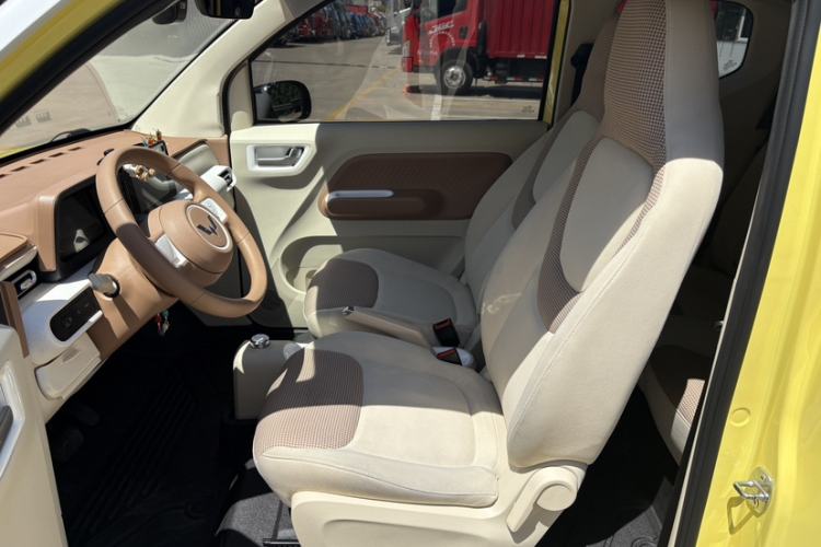 Used Wuling Hongguang MINIEV 2024 3rd Generation 215km Advanced Version Left Front Seat
