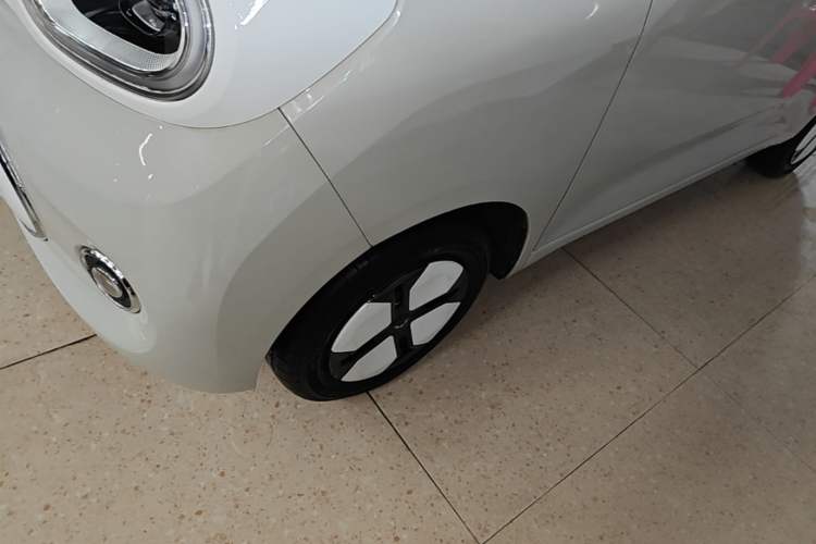 Used Wuling Hongguang MINIEV 2024 3rd Generation 215km Advanced Version Left Front Wheel Hub